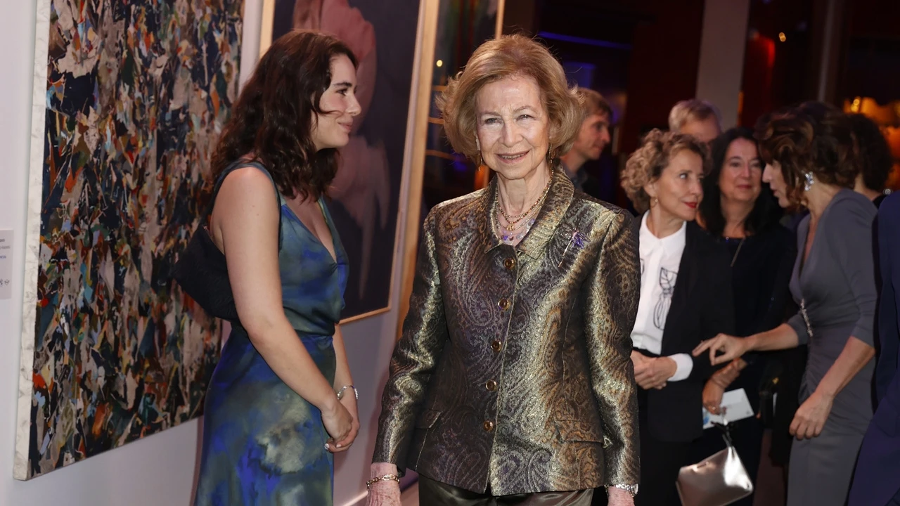 La Reina Sofía deslumbra con una chaqueta satinada con estampado jacquard para una noche de arte en el Teatro Real de Madrid