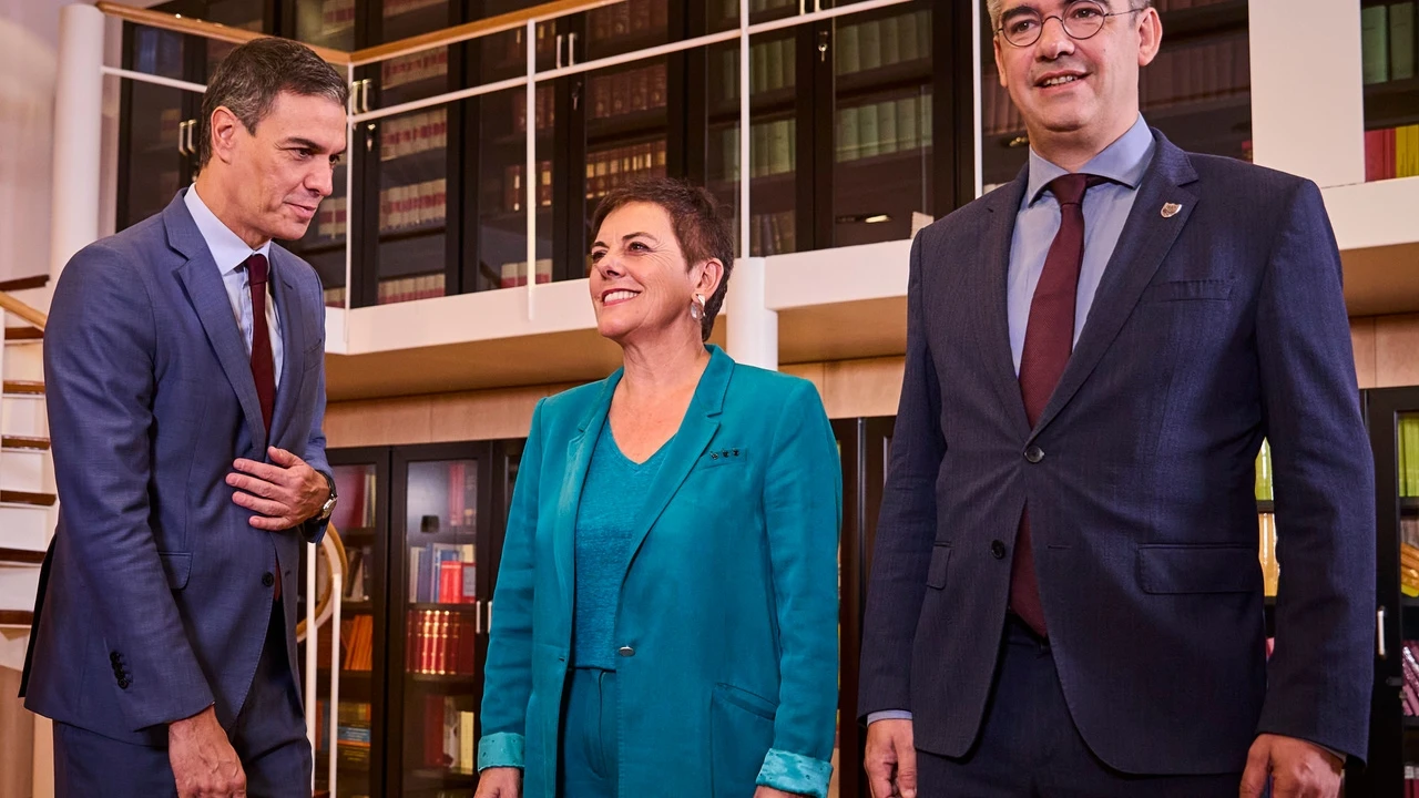 Manos de Sánchez: Puigdemont su derecha y Otegi su izquierda