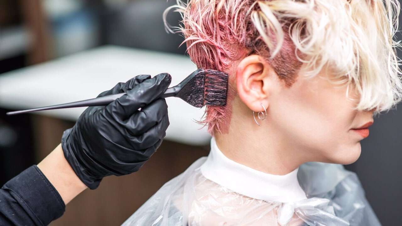 Una mujer empieza a ver borroso tras teñirse el pelo con un tinte con aminas aromáticas