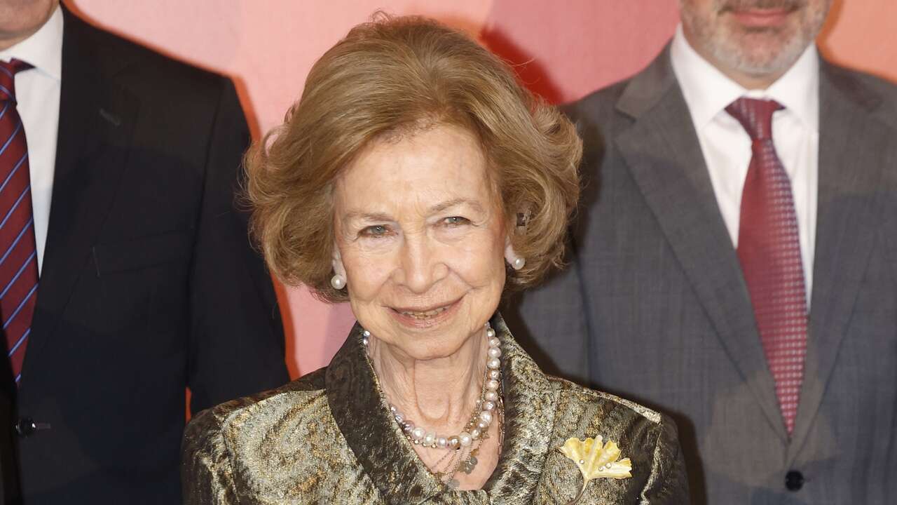 La Reina Sofía repite look con su chaqueta satinada favorita en su cita solidaria en el Teatro Real de Madrid