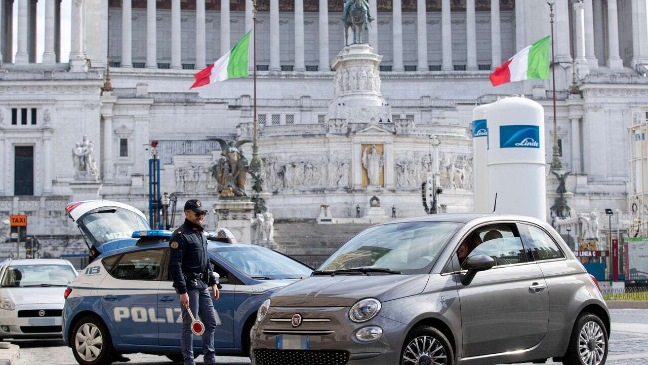 Brutal agresión homófoba en Roma: cuatro personas azotan con un cinturón a una pareja que caminaba cogida de la mano