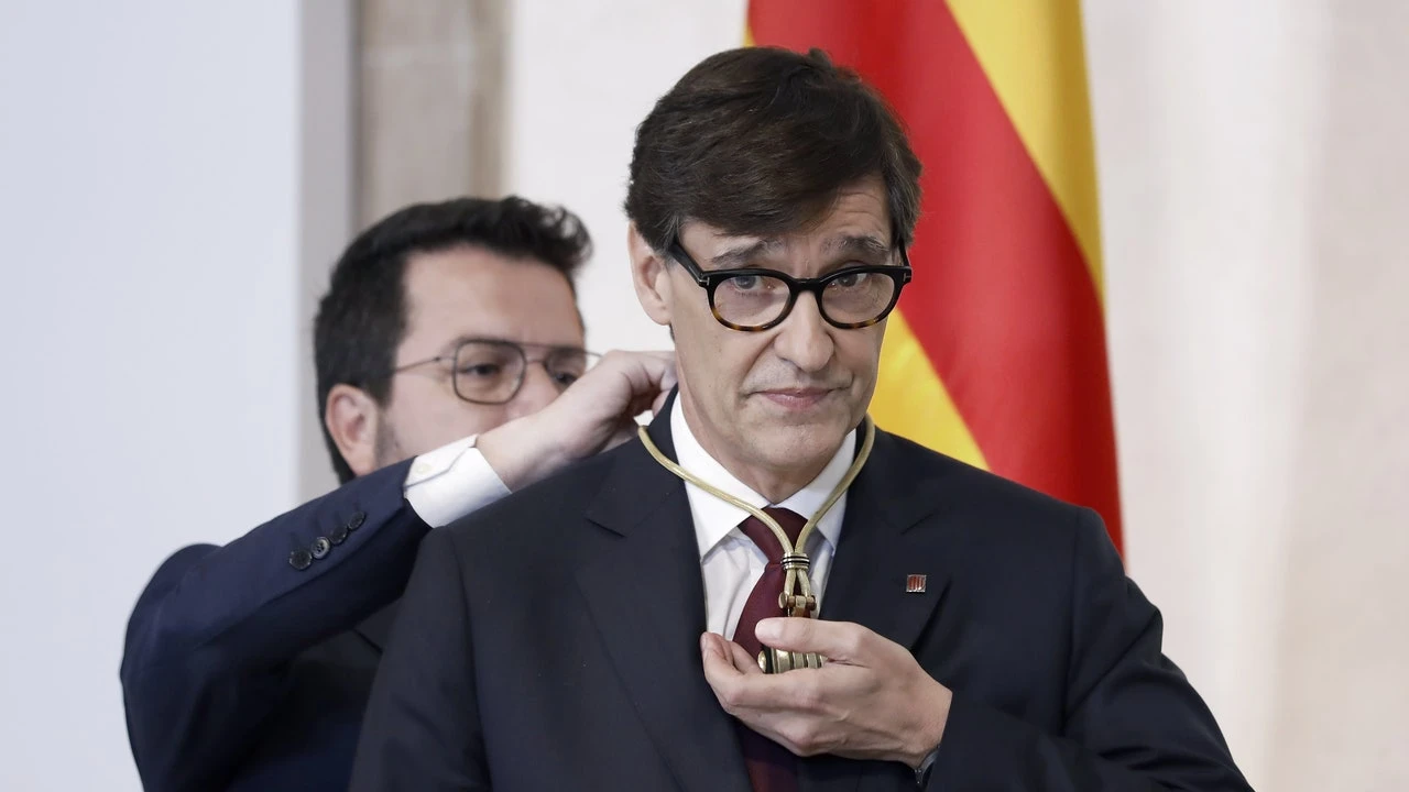 El primer año de Illa: cesiones a ERC, acuerdos controvertidos con los Comunes y guiños a la derecha