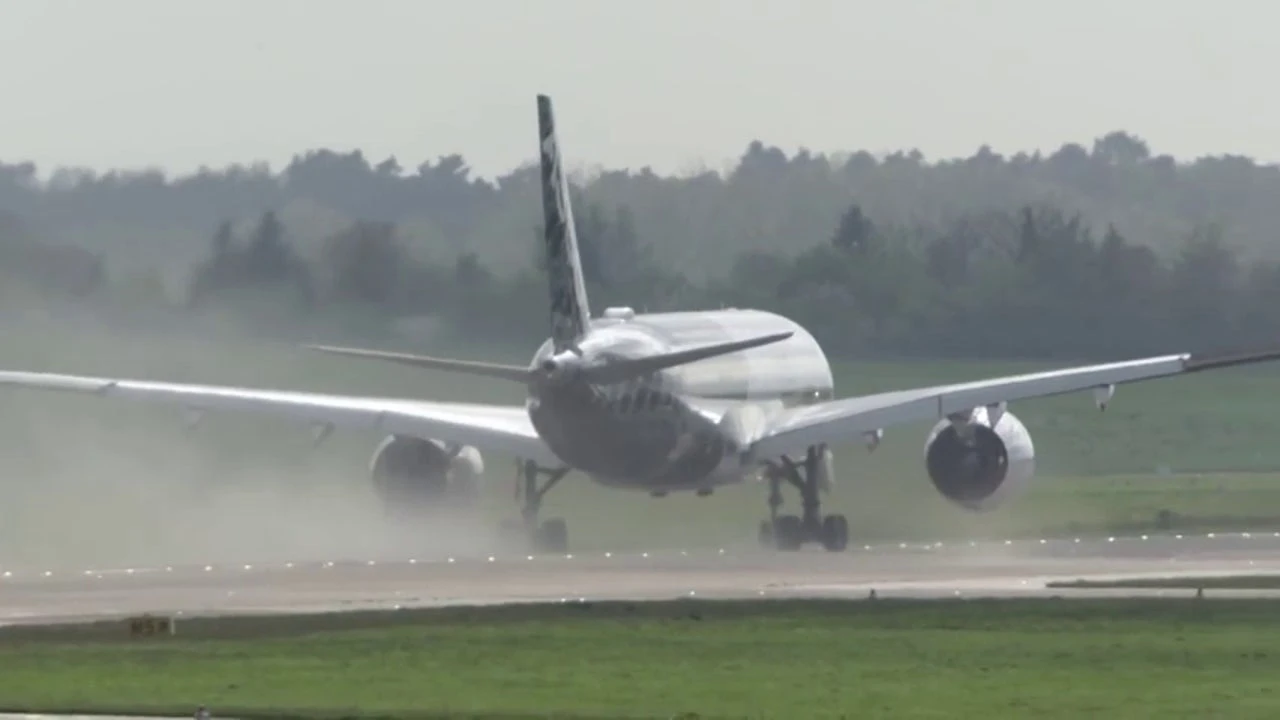 Los trabajadores de la compañía aérea Air Canada se declaran en huelga: cientos de vuelos han sido cancelados
