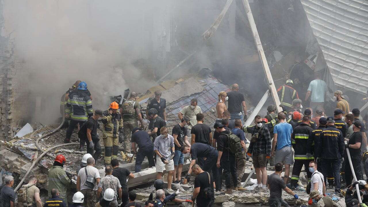 Sorpresa, caos y rabia en el hospital infantil de Kyiv bombardeado por Rusia: “Estábamos seguros de que no atacarían aquí”