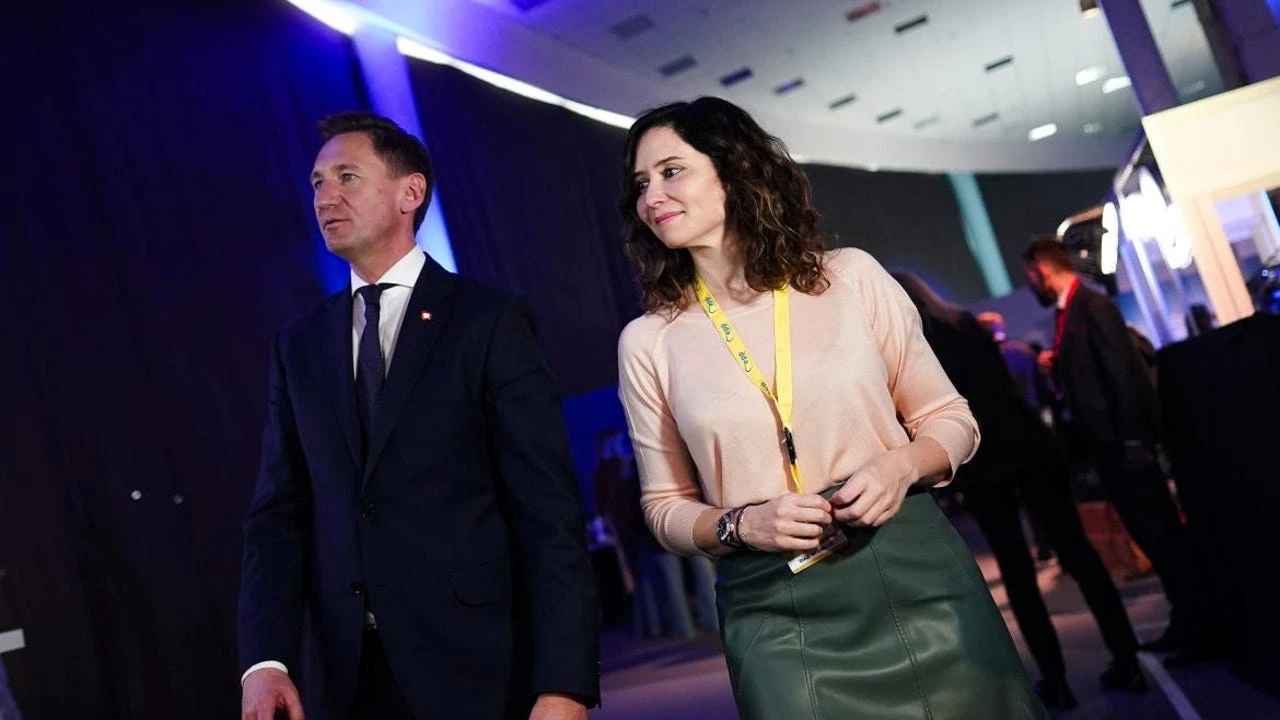 Isabel Díaz Ayuso sabe que la falda midi de piel es tendencia y así ha combinado su favorita en Bucarest