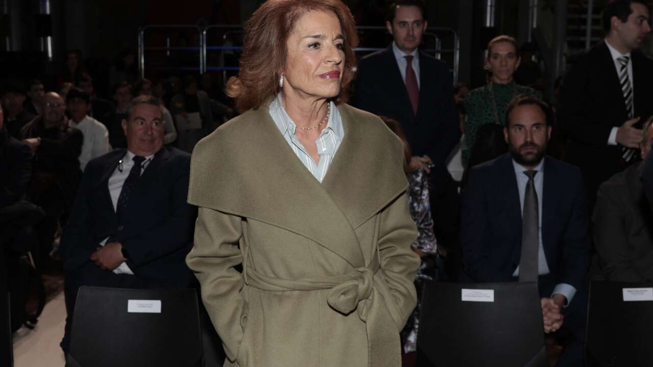 El traje más elegante de Ana Botella a sus 71 años se lleva con botines de ante en enero