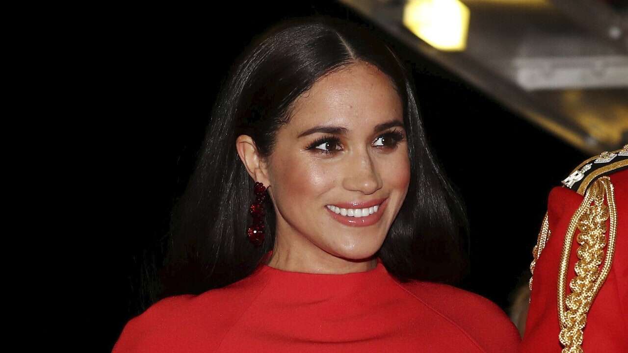 Meghan Markle reaparece (sin el príncipe Harry) repitiendo el icónico vestido rojo de Carolina Herrera