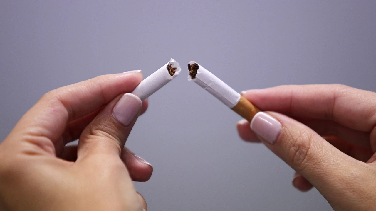 Las claves de la nueva ley antitabaco: Sanidad prohíbe los vapers desechables y fumar en terrazas