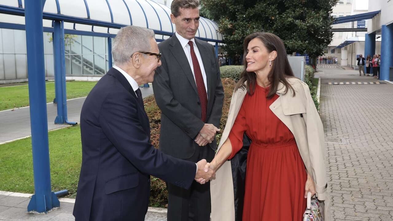 El look italiano de la Reina Letizia con vestido rojo plisado (con fruncidos) y zapatos de tacón mini en su viaje a Milán