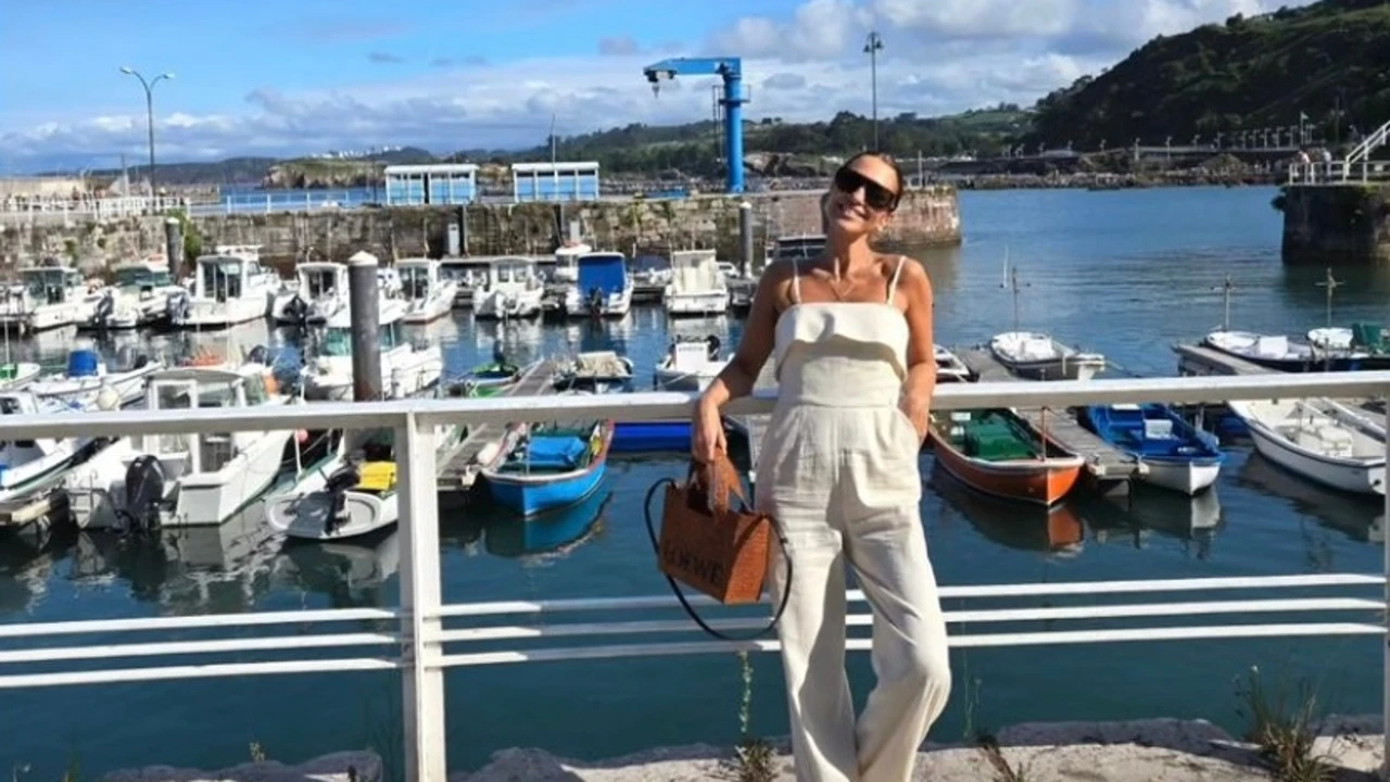 Paula Echevarría se ha llevado a Asturias el mono blanco de rebajas que más estiliza y resalta el bronceado