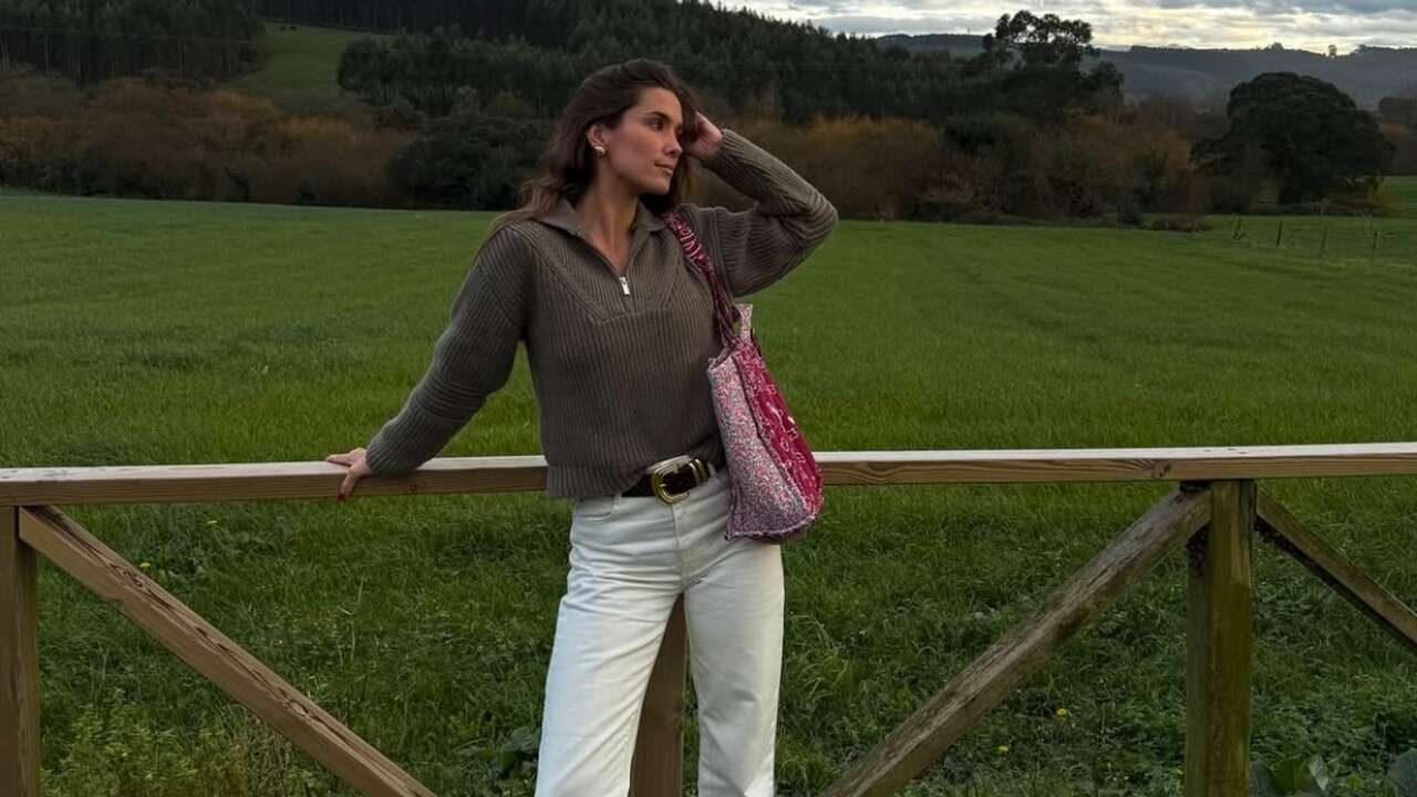 María Pombo se inspira en el jersey viral de Jennifer Lopez con este diseño de lujo de 349 euros