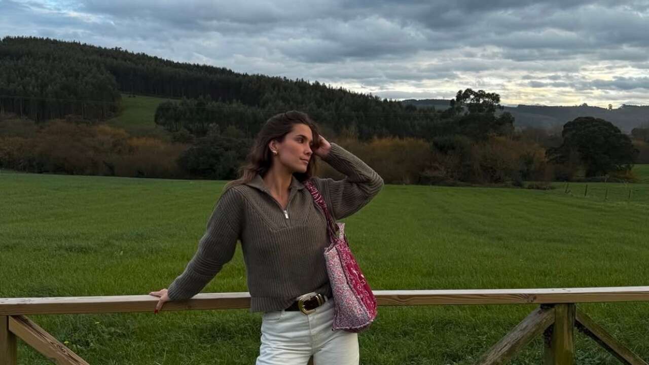 El look de María Pombo para poner el árbol de Navidad en familia con camiseta oversize de rayas y jeans flare es el que nosotras llevaremos esta semana a 'la ofi'