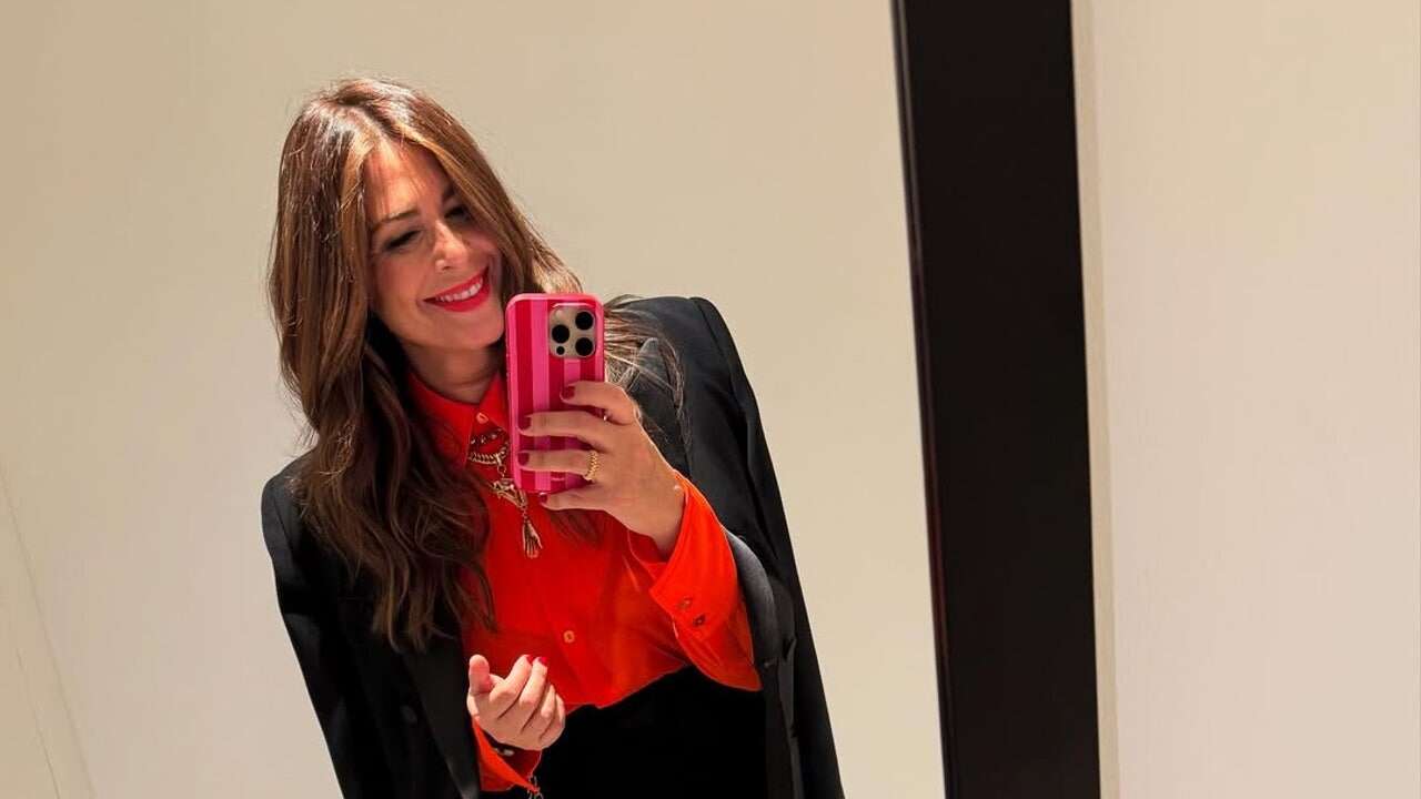 Nuria Roca tiene claro que una camisa roja con esmoquin es el look más elegante para una cena navideña