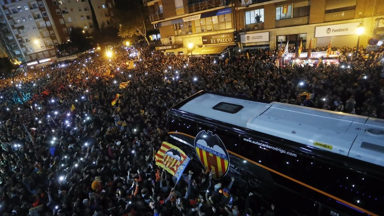 El Valencia prohíbe el consumo de pipas en Mestalla porque 