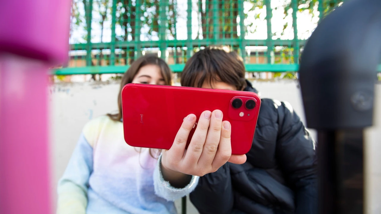 Joven japonés se queda con la cabeza doblada de tanto jugar con el móvil