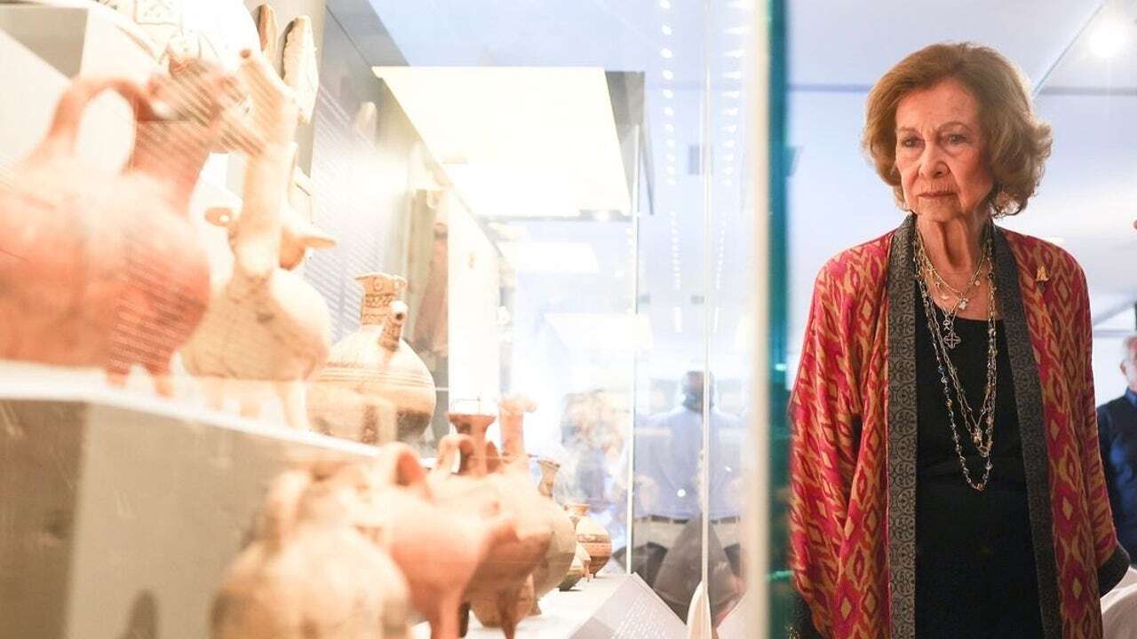 El kimono más bohemio que la Reina Sofía ha lucido en Grecia tras siete meses sin regresar