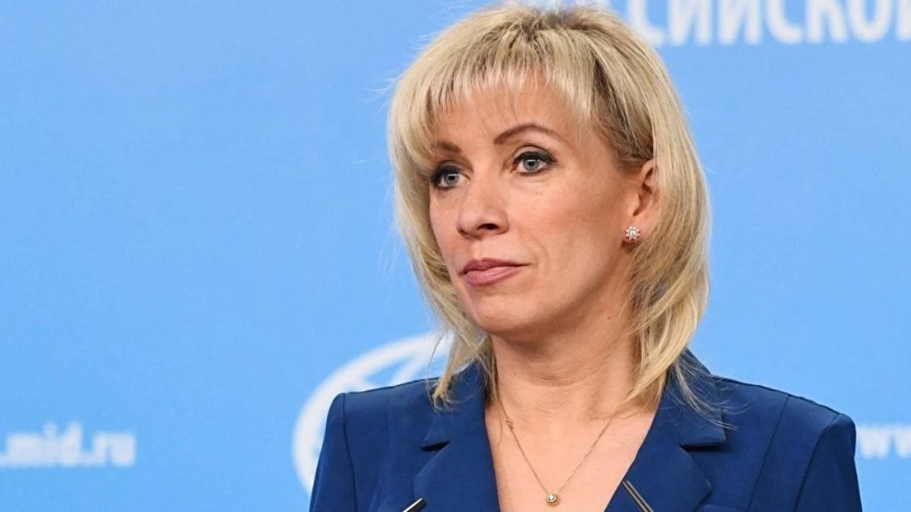 La ministra rusa de Exteriores se mofa del canciller alemán a costa de los Macron: 