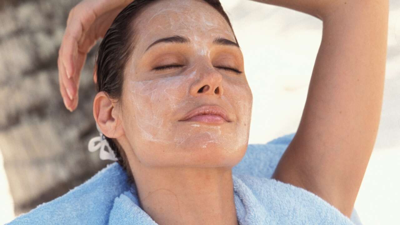 ¿Debemos usar crema solar en invierno? Responde una dermatóloga