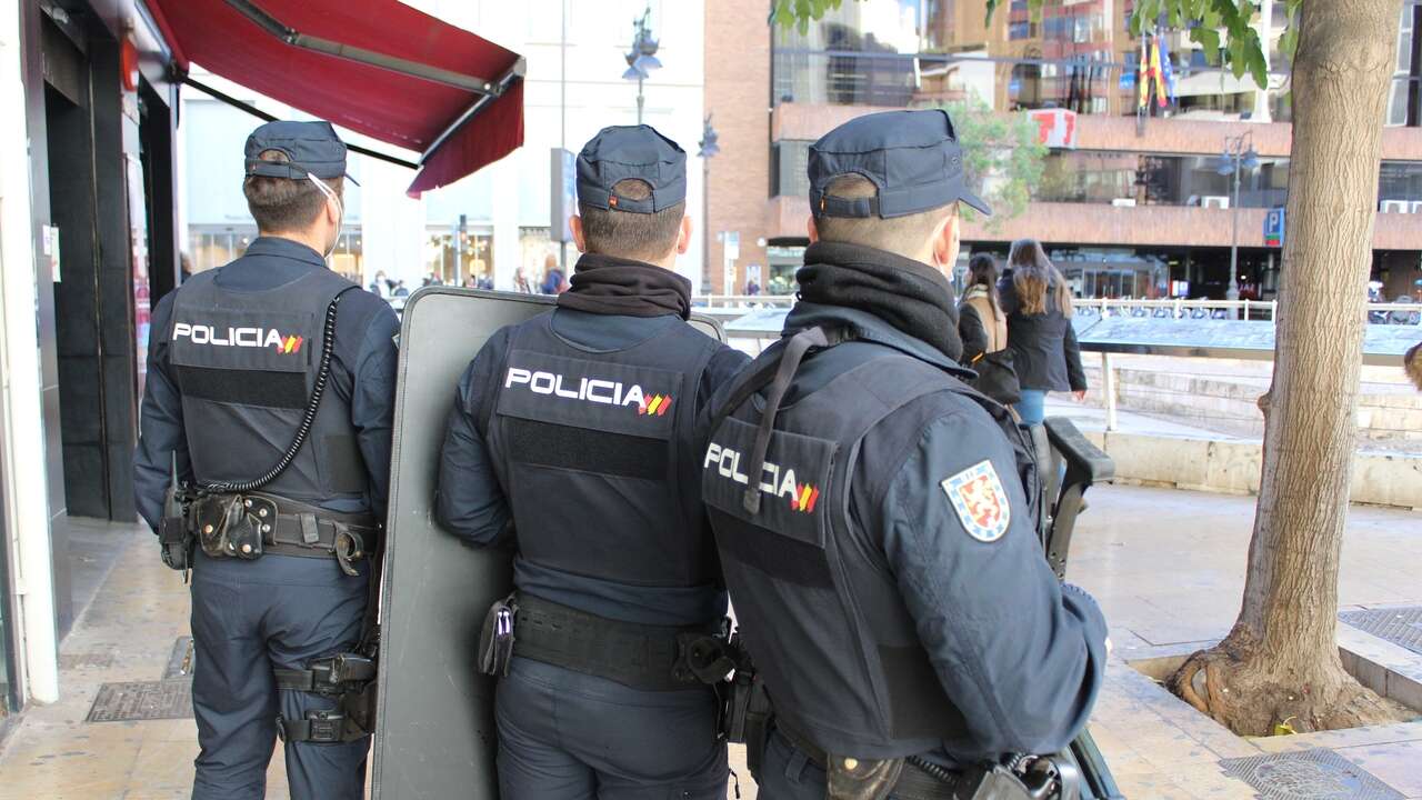 Ni pistolas táser ni chalecos antibalas, Interior despilfarra 626.000 euros en gabardinas para los mandos de la Policía