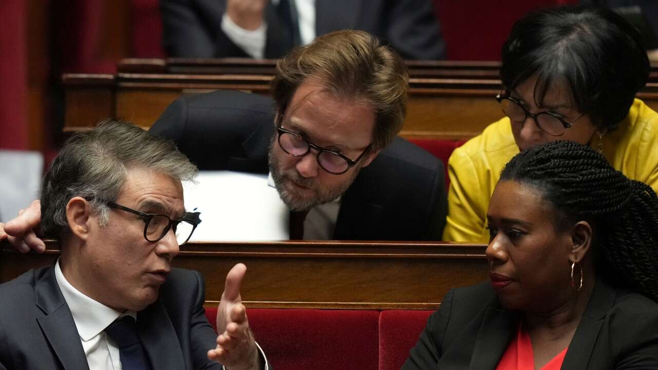 Los socialistas franceses dan un respiro a Bayrou y no apoyarán la moción de censura