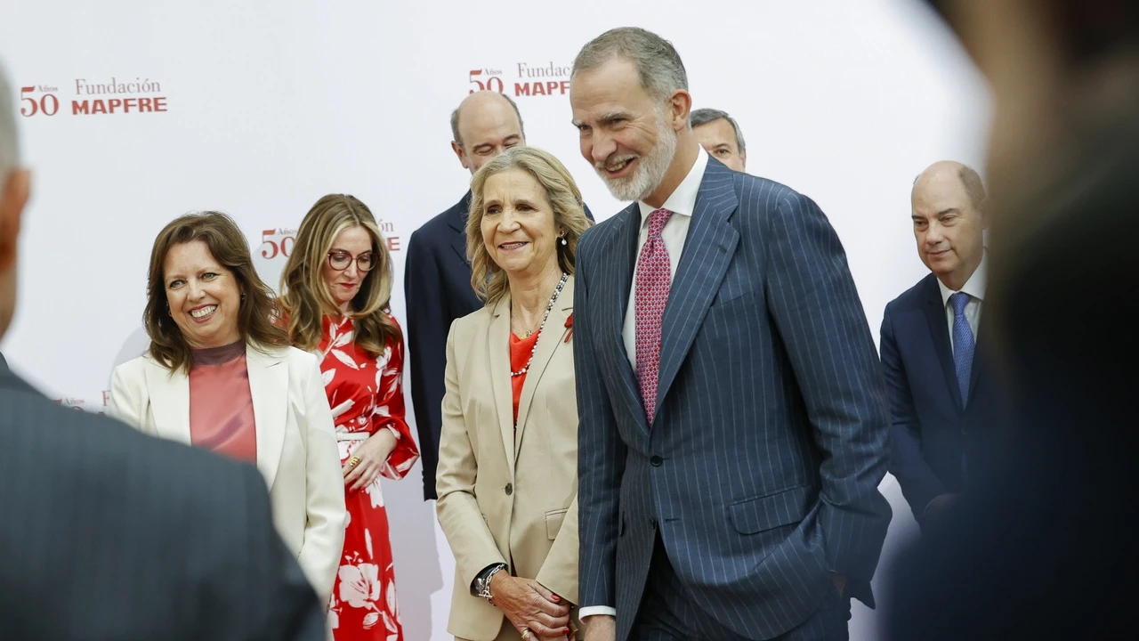 Cercanía y complicidad: el Rey Felipe VI y la Infanta Elena coinciden en un acto oficial