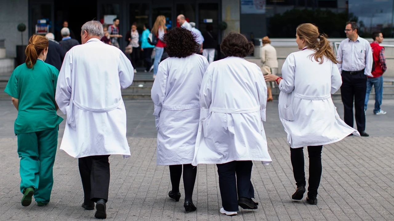 Enfermería denuncia que Sanidad y las autonomías no financien más plazas ante la falta de profesionales