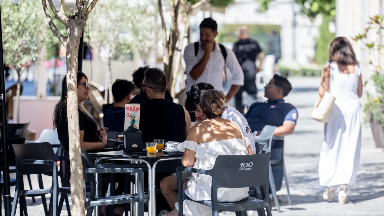 Una camarera en Torre Pacheco denuncia la pintada en una mesa del bar: “A ver si lo ve el artista”
