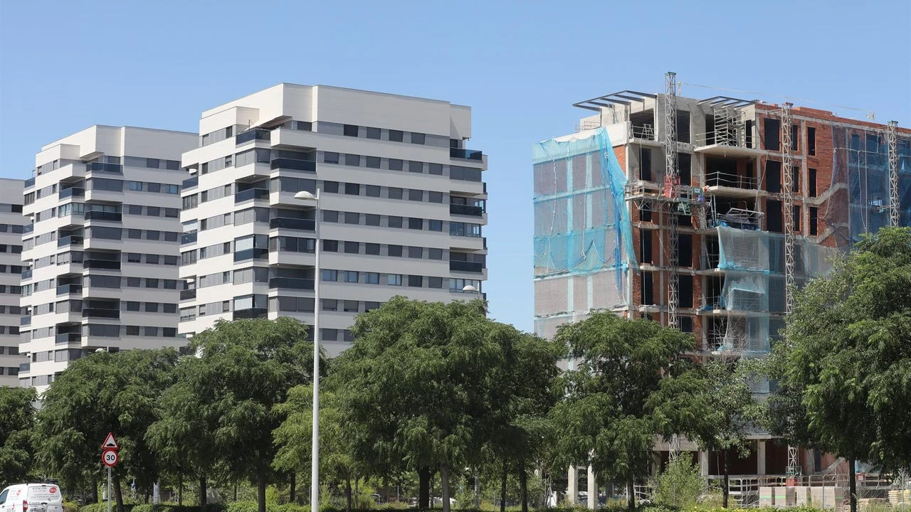 La construcción de vivienda sigue tiesa y el desequilibrio en el mercado se mantiene con una demanda que quintuplica la oferta por tercer año seguido