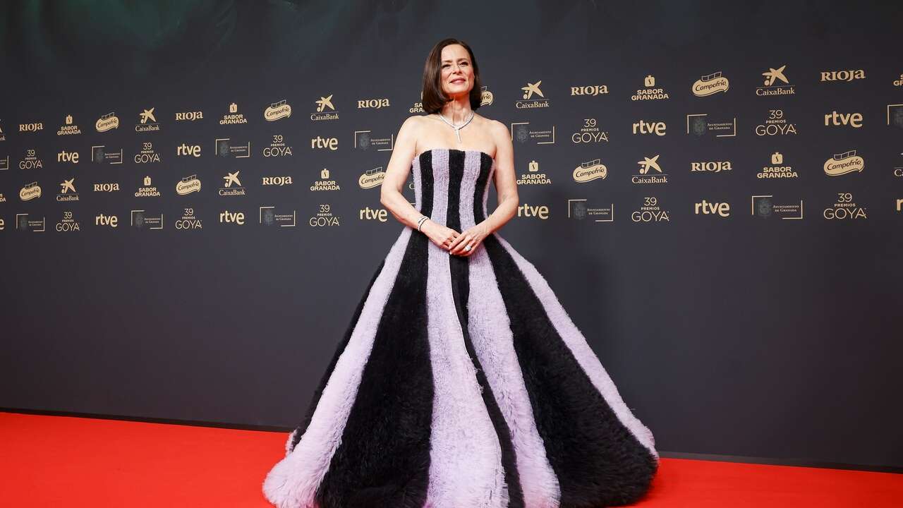 Aitana Sánchez-Gijón es la invitada más glamurosa en los Premios Goya 2025 con un vestido bicolor de Carolina Herrera