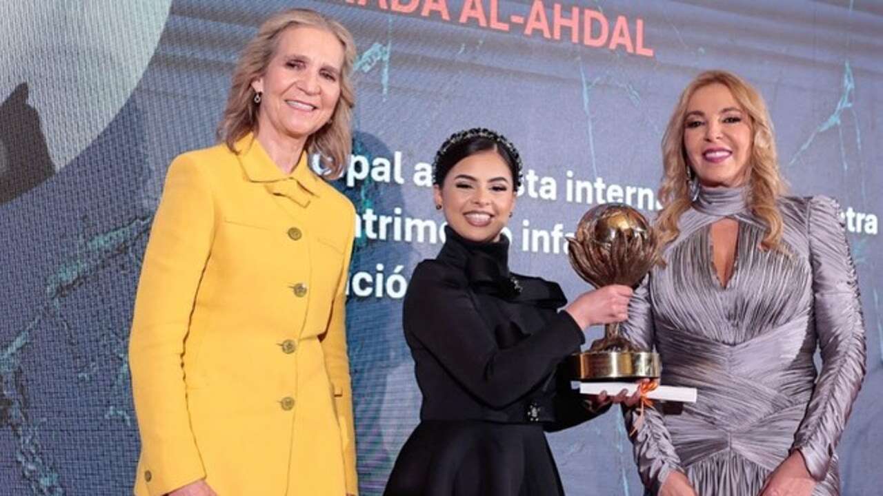 Descubrimos la chaqueta más en tendencia (y coqueta) de la Infanta Elena en los Premios Fundación Zaballos