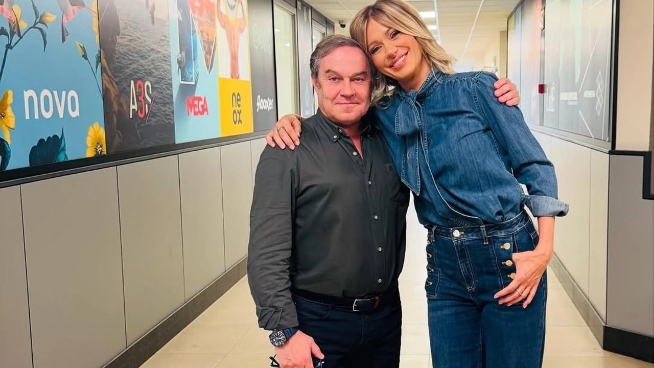 Susanna Griso tiene la blusa denim con lazada que le vamos a copiar en Zara para ir a la oficina con vaqueros