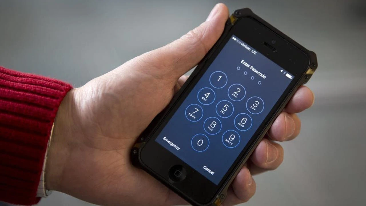 El FBI avisa: debes eliminar estos mensajes de tu teléfono móvil para no ser estafado por un ciberdelincuente