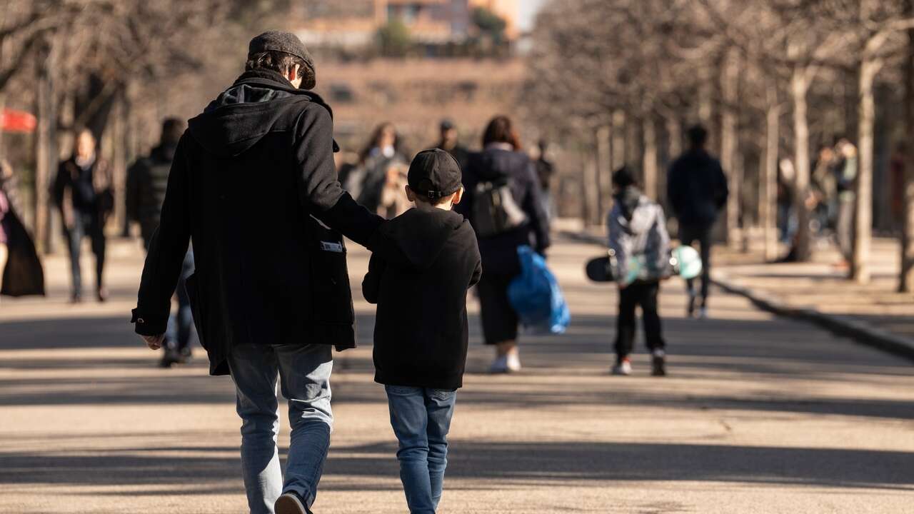 El permiso parental retribuido de ocho semanas en 2025: cuándo entrará en vigor y cuánto se cobrará