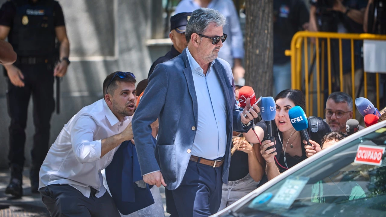 El abogado del empresario vinculado a Santos Cerdán renuncia a su defensa un mes después de declarar en el Supremo