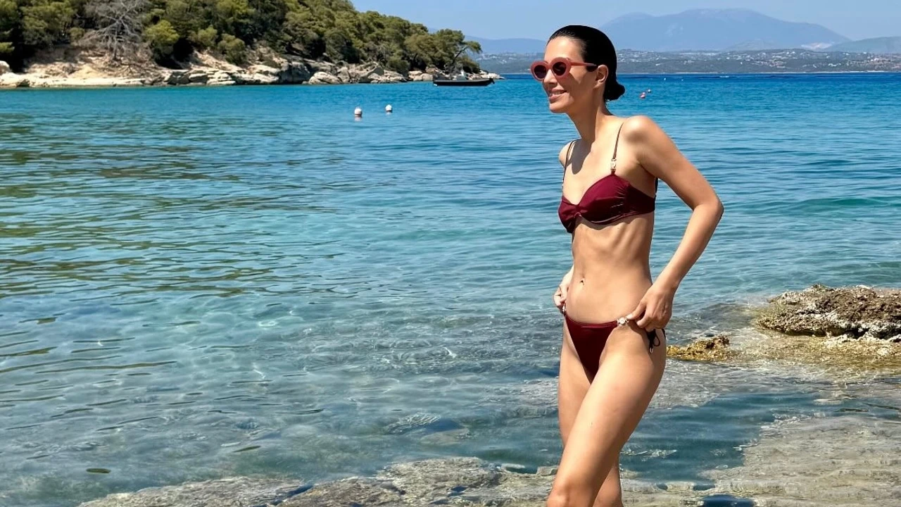 El bikini de Calzedonia que ha conquistado a Sassa de Osma: color cereza, detalles joya y efecto tipazo