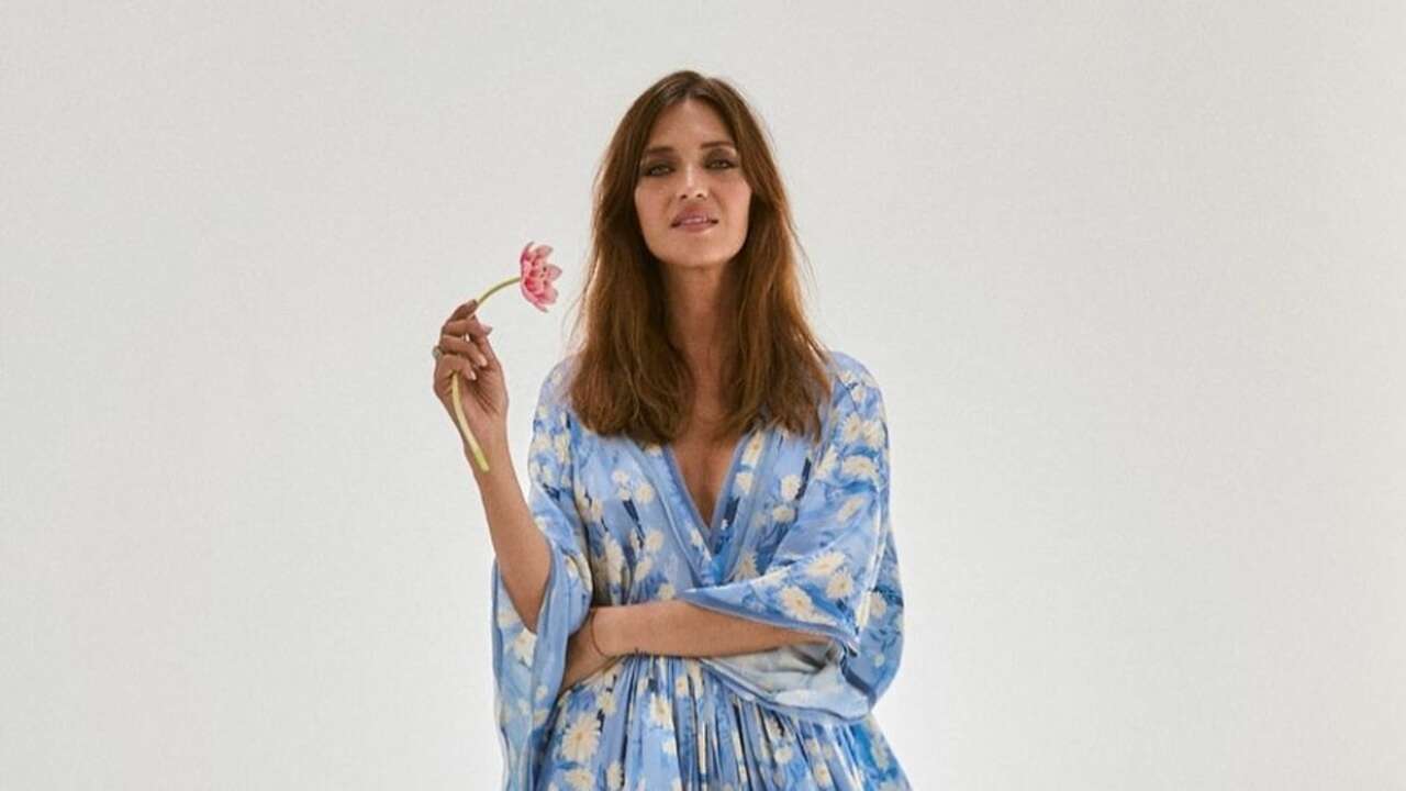 Sara Carbonero deja claro que la blusa boho se lleva este otoño 2024 con vaqueros de madre