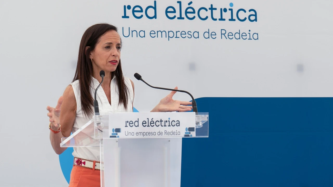 Corredor, presidenta de Red Eléctrica, opta por una radio afín al Gobierno para dar explicaciones 48 horas después del apagón y descarta dimitir