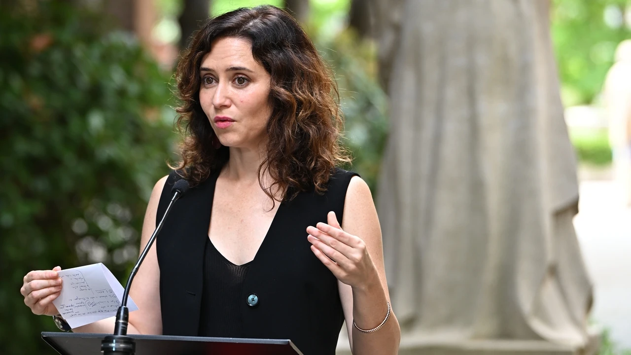 El look de jefaza de Isabel Díaz Ayuso es con los pantalones de traje muy anchos que podemos comprar en Zara por menos de 26 euros