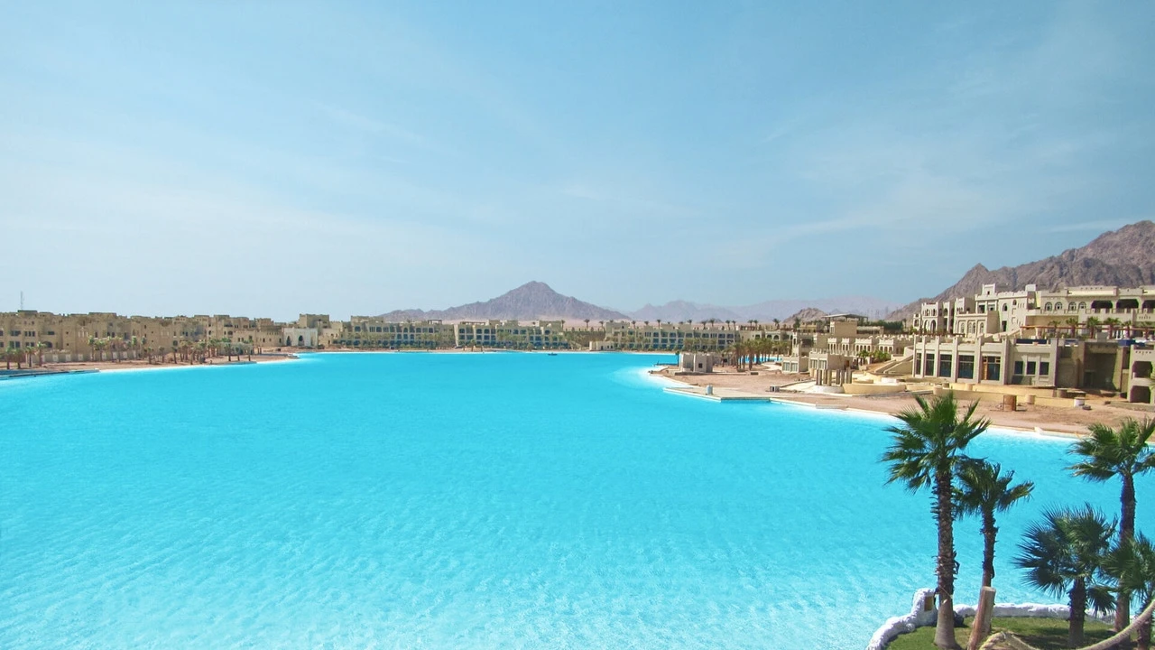 Tarda más de 20 días en llenarse y parece un mar natural: así es la piscina más grande del mundo