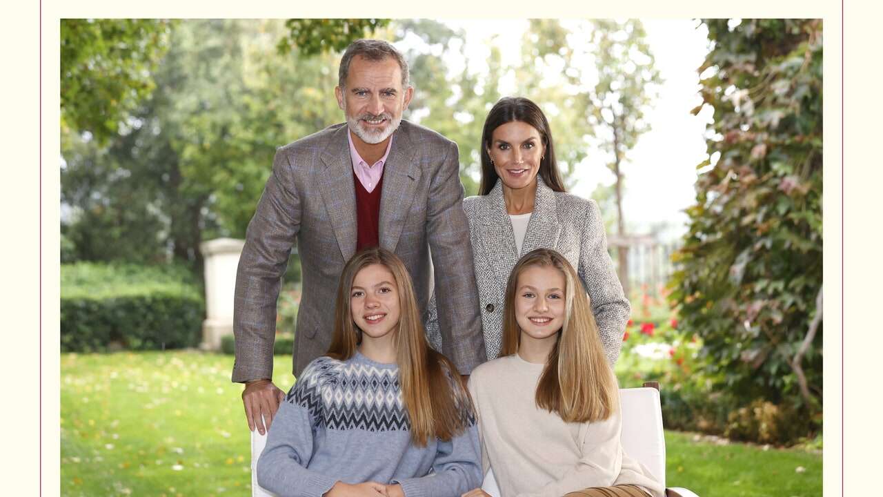 Navidad en la Casa Real: así han sido los últimos looks de la Reina Letizia, Leonor y Sofía para felicitarnos las fiestas