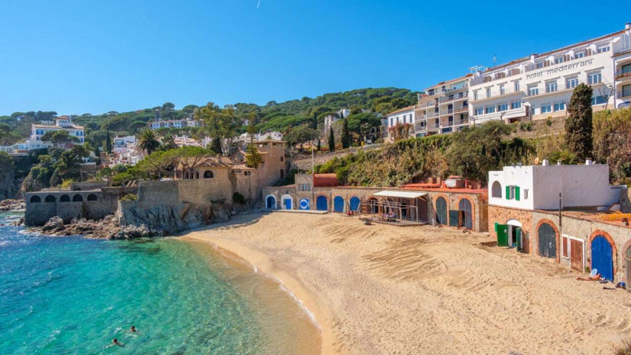 El destino más encantador en la Costa Brava. Un pequeño pueblo costero con arquitectura tradicional y aguas cristalinas