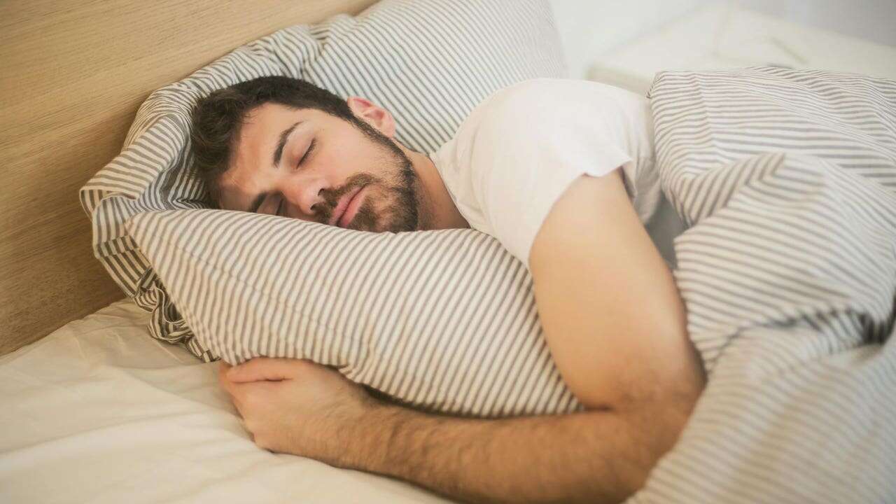 No es culpa de la almohada: el detalle antes de dormir que podría provocar los dolores de cuello