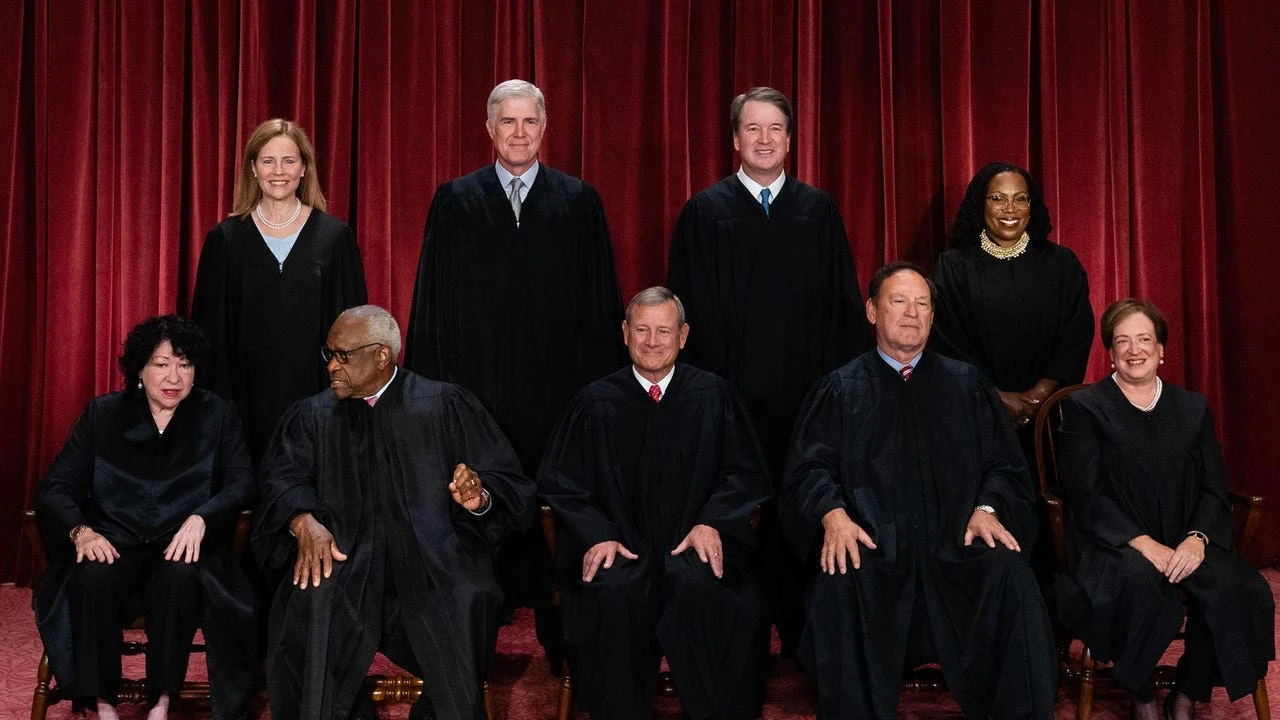 El Supremo permite a Trump despedir a funcionarios de agencias independientes pero blinda a la Reserva Federal