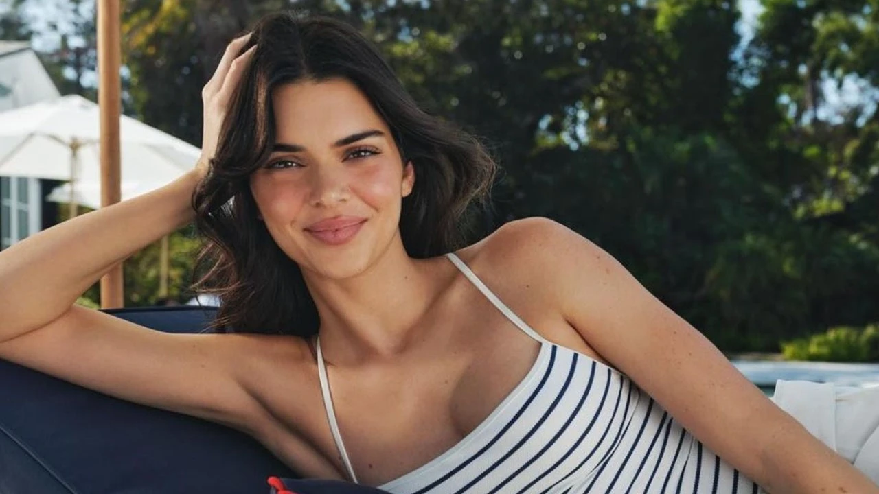 Solo Kendall Jenner puede llevar este traje elegante pero informal para asistir a los Juegos Olímpicos de París y que resulte todo un lookazo