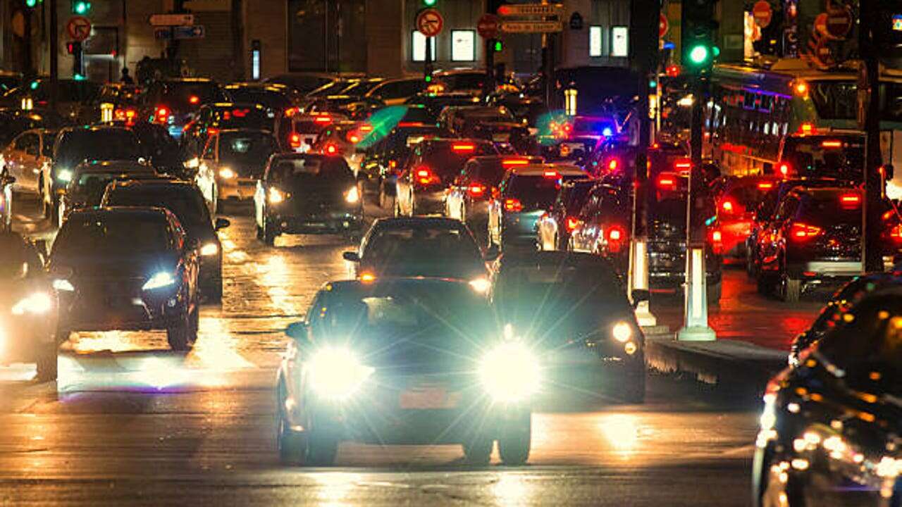 Si vas por la carretera y no llevas estas luces encendidas en tu coche la DGT podrá multarte