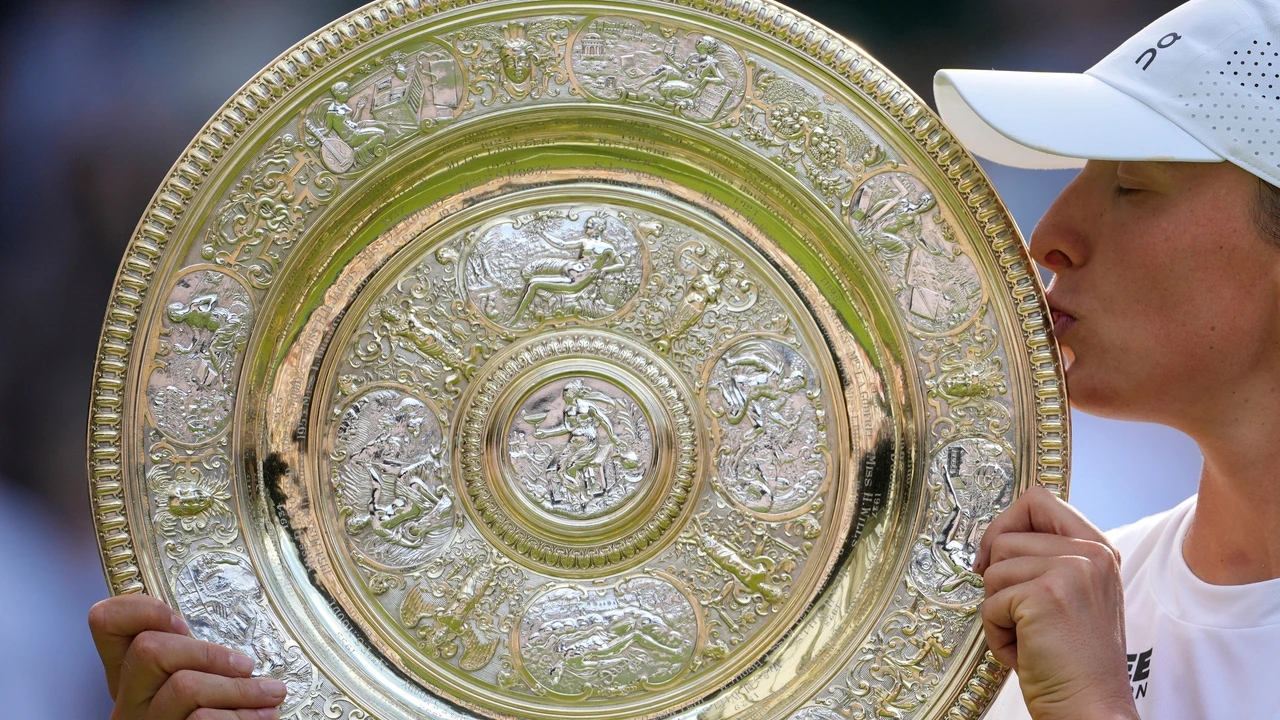 La imagen viral de Swiatek tras ganar Wimbledon: la misma celebración que su ídolo Nadal