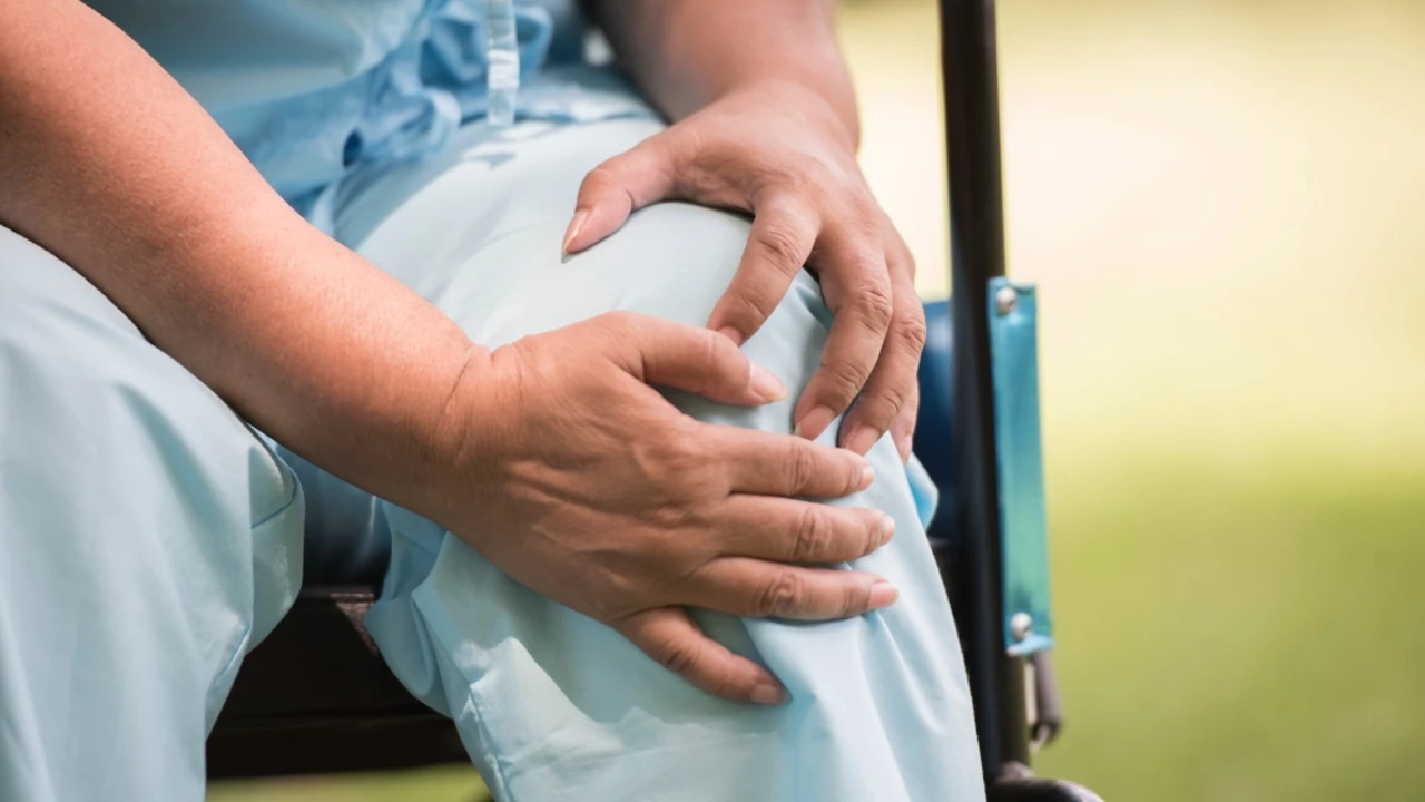 Sin pastillas ni operaciones complicadas: un nuevo tratamiento alivia la artrosis de rodilla en menos de 2 horas