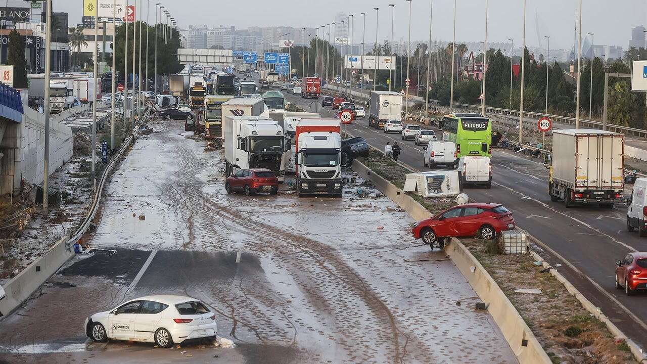 El Gobierno aprueba una reducción temporal en los tiempos de descanso de transportistas para atender la DANA