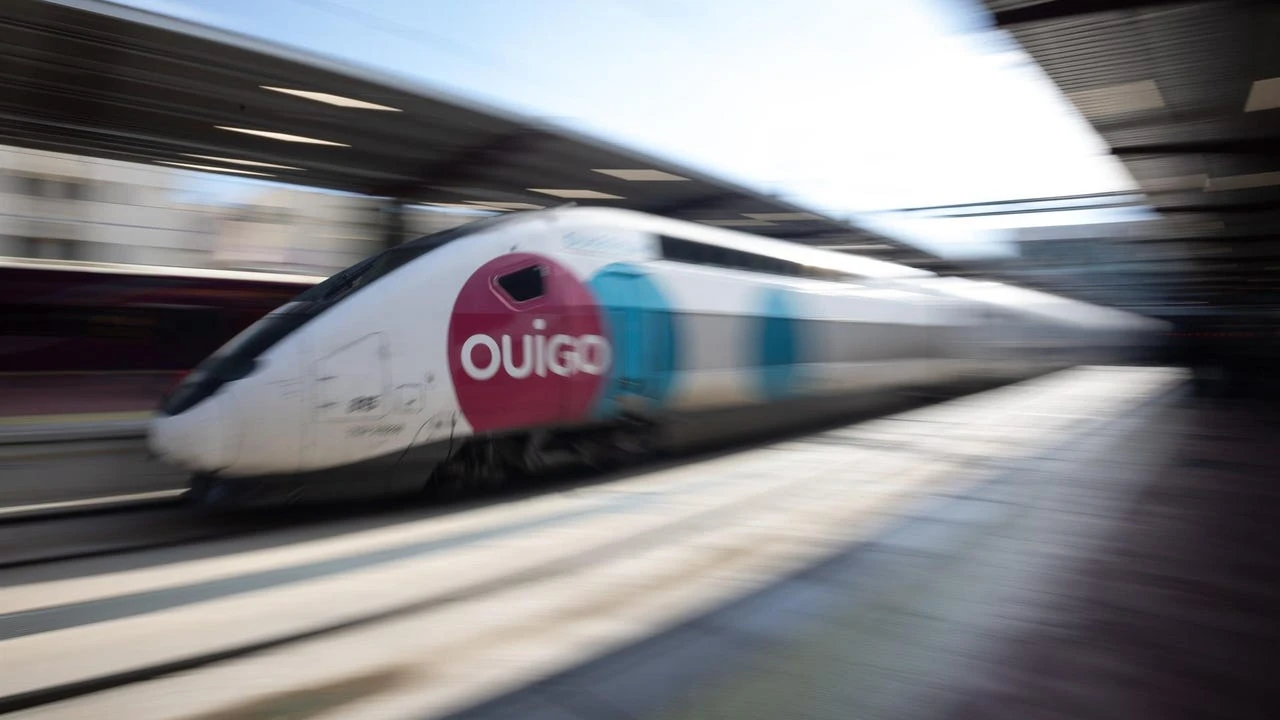 Ouigo contacta con CAF y Talgo para comprar trenes con los que llegar a Asturias y Galicia pero lo ve difícil: 