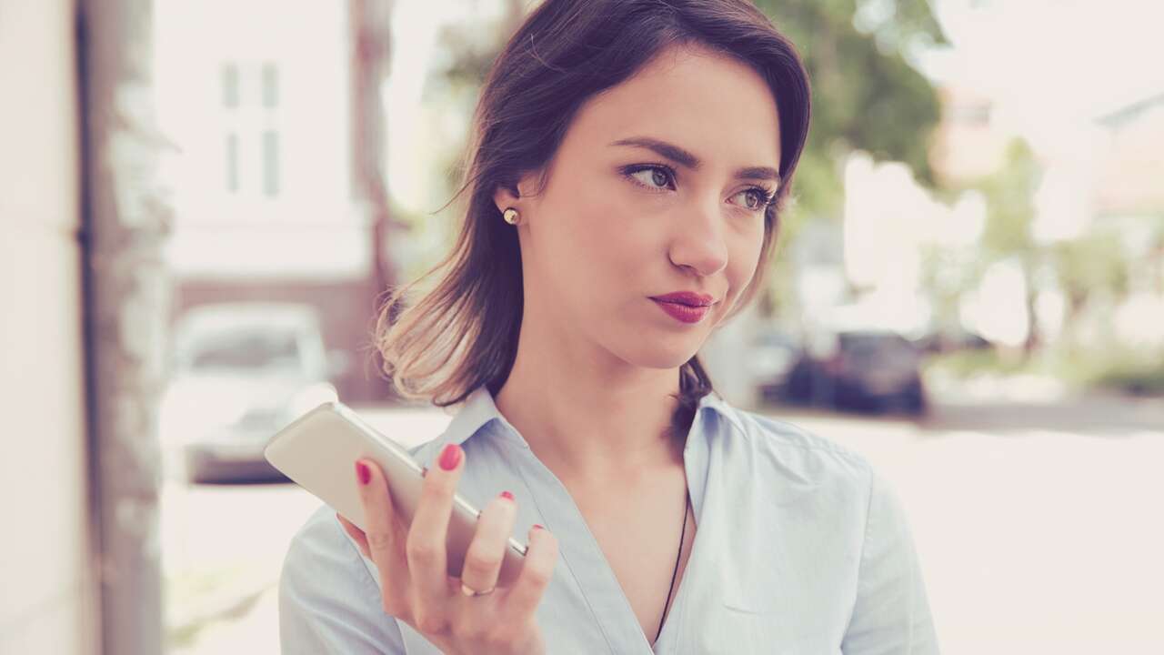 Qué es el 'orbiting' según la psicología: la técnica que evita cualquier tipo de contacto físico